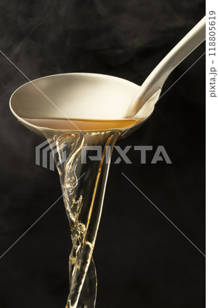 出汁 お玉で温かい出汁を掬う 出汁 お玉で温かい出汁を掬う 118805619