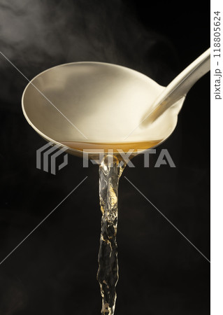 出汁　お玉で温かい出汁を掬う 118805624