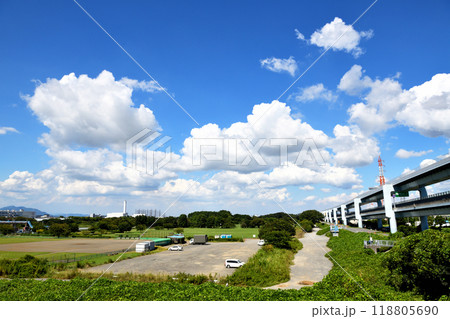 寒川の川とのふれあい公園と圏央道と入道雲 118805690