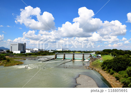 寒川取水堰ともくもく湧いてる入道雲 寒川取水堰ともくもく湧いてる入道雲 118805691