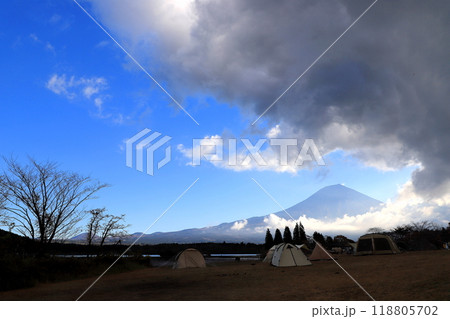 キャンプ場と富士山 118805702