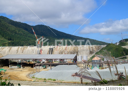 巨大なダム堤体 2024年9月成瀬ダム工事現場 上流展望台より 秋田県 巨大なダム堤体 2024年9月成瀬ダム工事現場 上流展望台より 秋田県 118805926