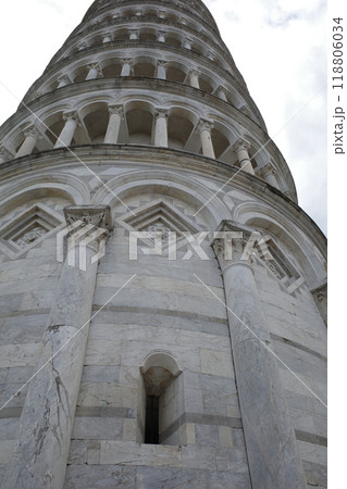 イタリアのピサの斜塔の外観アップ 118806034