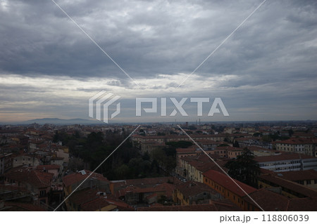 イタリアのピサの斜塔から見た、トスカーナ地方の景色 イタリアのピサの斜塔から見た、トスカーナ地方の景色 118806039