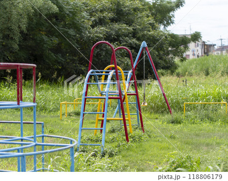 雑草に覆われた古い公園の遊具 118806179