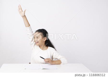 塾で勉強する小学生の女の子 118806312