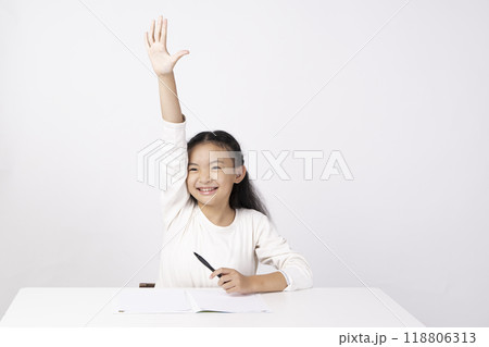 塾で勉強する小学生の女の子 118806313