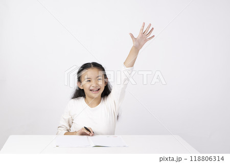 塾で勉強する小学生の女の子 118806314