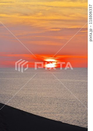 夏の鳥取砂丘から日本海に沈む夕日を臨む 118806337