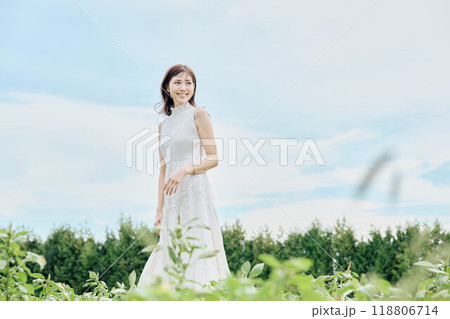 大自然に立つ女性のポートレート 118806714
