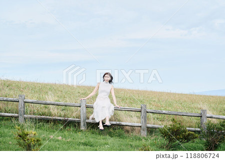 大自然に立つ女性のポートレート 118806724