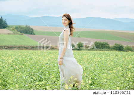 大自然に立つ女性のポートレート 118806731