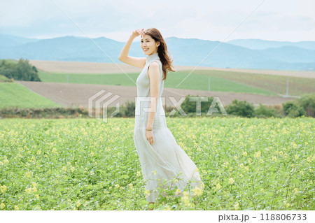 大自然に立つ女性のポートレート 118806733