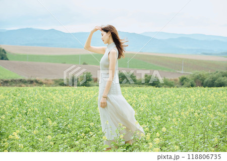 大自然に立つ女性のポートレート 大自然に立つ女性のポートレート 118806735
