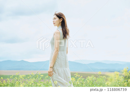 大自然に立つ女性のポートレート 大自然に立つ女性のポートレート 118806739