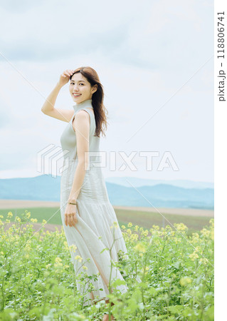 大自然に立つ女性のポートレート 118806741