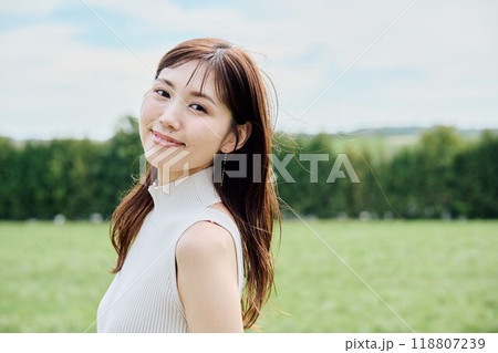 大自然に立つ女性のポートレート 118807239