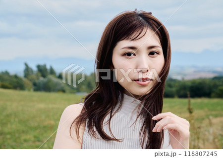 大自然に立つ女性のポートレート 118807245