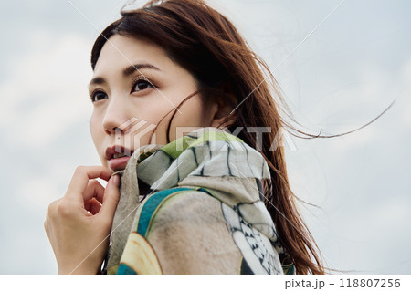 髪をたなびかせる女性のポートレート 118807256