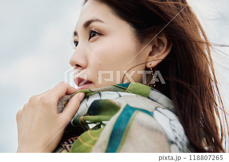 髪をたなびかせる女性のポートレート 118807265