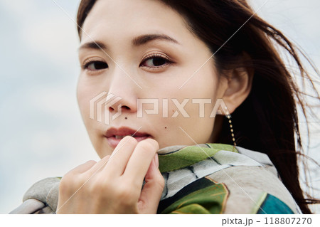 髪をたなびかせる女性のポートレート 118807270