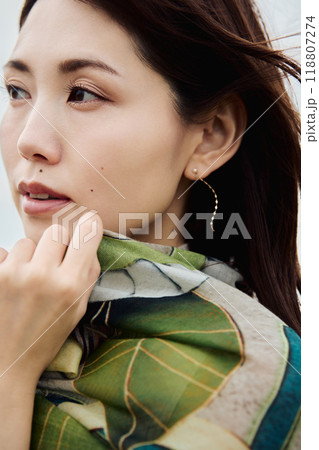 髪をたなびかせる女性のポートレート 118807274