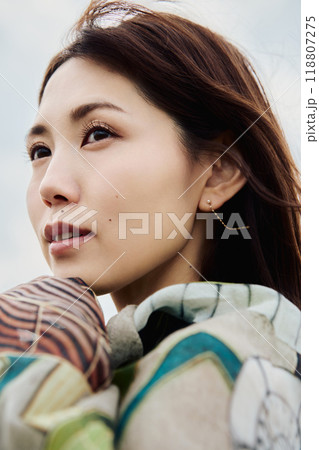 髪をたなびかせる女性のポートレート 118807275