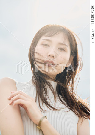 大自然に立つ女性のポートレート 大自然に立つ女性のポートレート 118807280