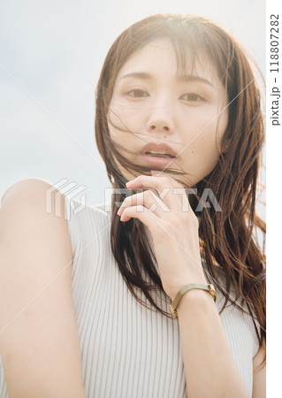 大自然に立つ女性のポートレート 大自然に立つ女性のポートレート 118807282