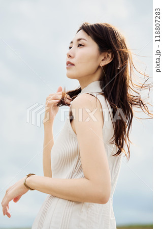 大自然に立つ女性のポートレート 大自然に立つ女性のポートレート 118807283