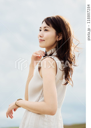 大自然に立つ女性のポートレート 大自然に立つ女性のポートレート 118807284