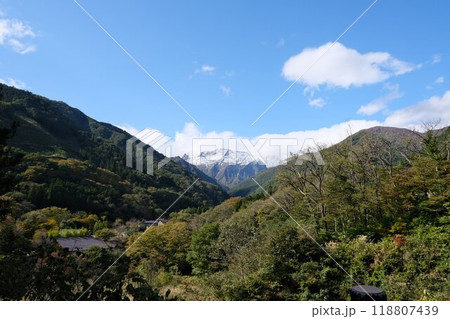新緑に包まれる残雪の越後三山山並み 118807439