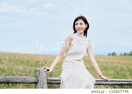 大自然の中にいる女性のポートレート 118807746