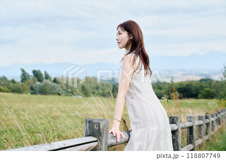 大自然の中にいる女性のポートレート 大自然の中にいる女性のポートレート 118807749