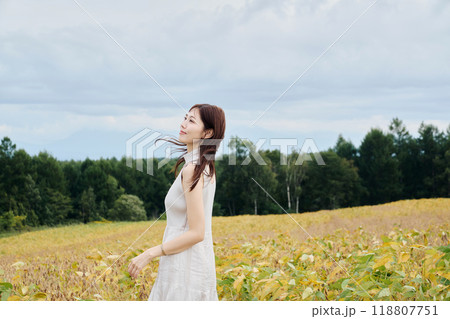大自然の中にいる女性のポートレート 118807751