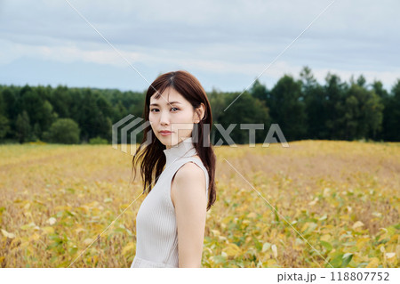 大自然の中にいる女性のポートレート 118807752