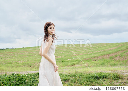 大自然の中にいる女性のポートレート 大自然の中にいる女性のポートレート 118807758