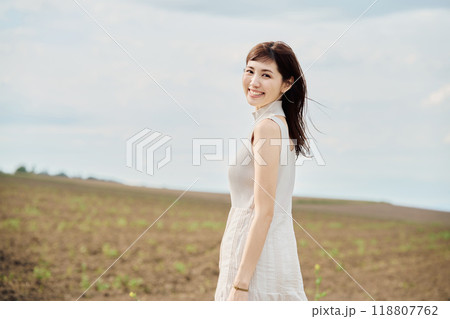 大自然の中にいる女性のポートレート 118807762