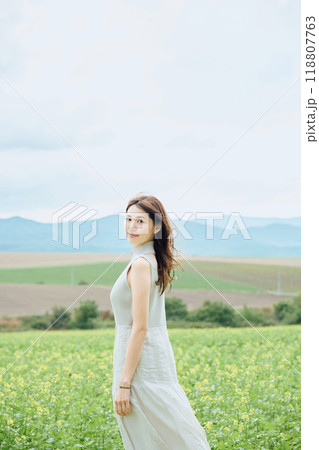 大自然の中にいる女性のポートレート 118807763
