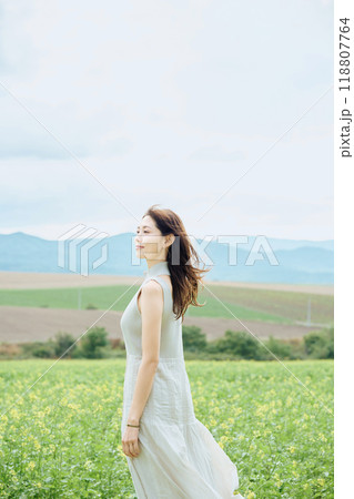 大自然の中にいる女性のポートレート 118807764