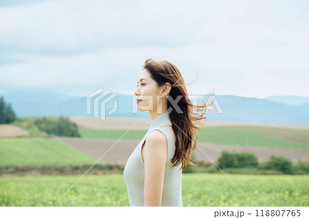 大自然の中にいる女性のポートレート 大自然の中にいる女性のポートレート 118807765