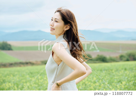 大自然の中にいる女性のポートレート 118807772