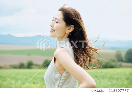 大自然の中にいる女性のポートレート 118807777