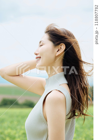 大自然の中にいる女性のポートレート 118807782