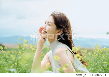 大自然の中にいる女性のポートレート 118807791