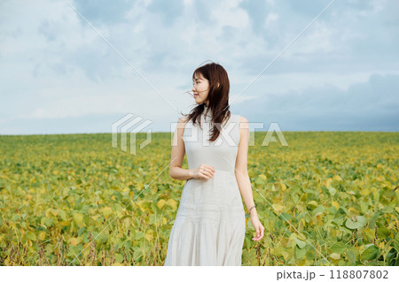 大自然の中にいる女性のポートレート 大自然の中にいる女性のポートレート 118807802