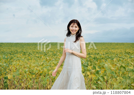 大自然の中にいる女性のポートレート 118807804