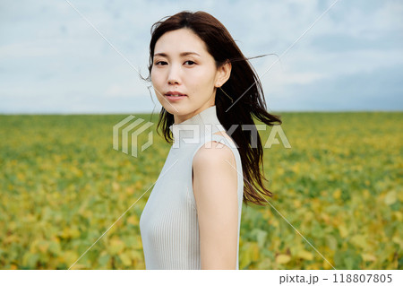 大自然の中にいる女性のポートレート 118807805