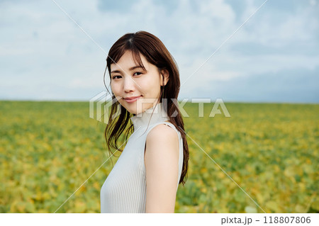 大自然の中にいる女性のポートレート 大自然の中にいる女性のポートレート 118807806