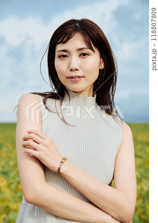 大自然の中にいる女性のポートレート 118807809